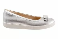 Trotters Avery 17 Trotters Avery -Sneakers shop T2202 044 outside